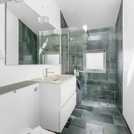 בית נופש Inviting By The With A View *