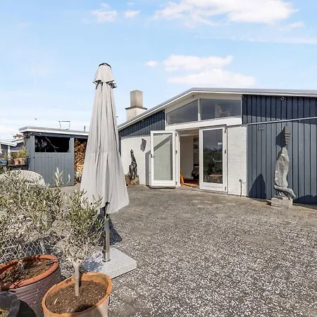 בית נופש Inviting By The With A View *